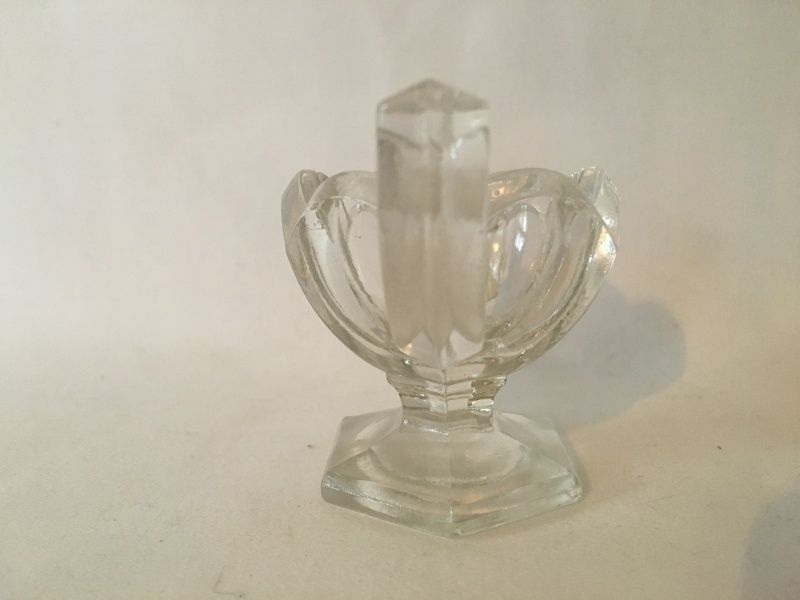 Saltkar,Pressglass med elegante hanker
