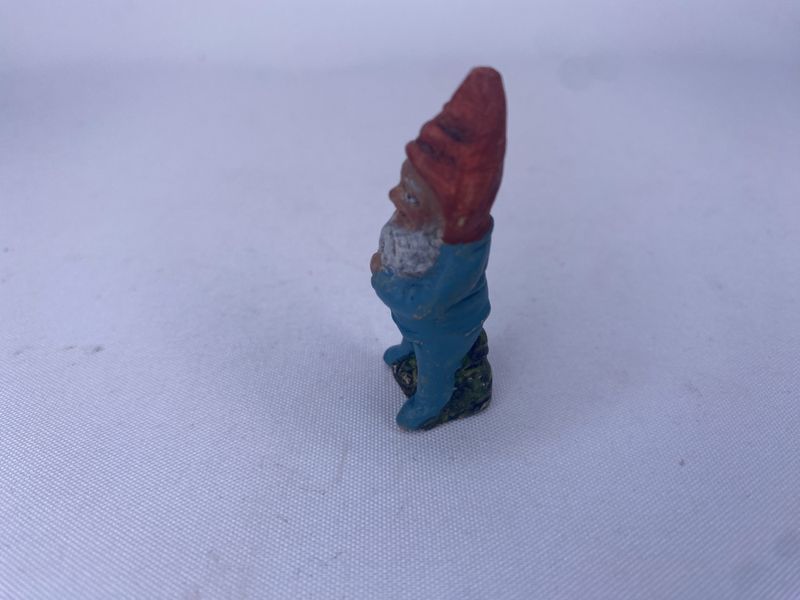 Liten gammel nisse  med lyse blå klær