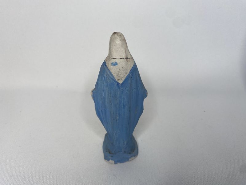 Liten rustikk Madonnafigur