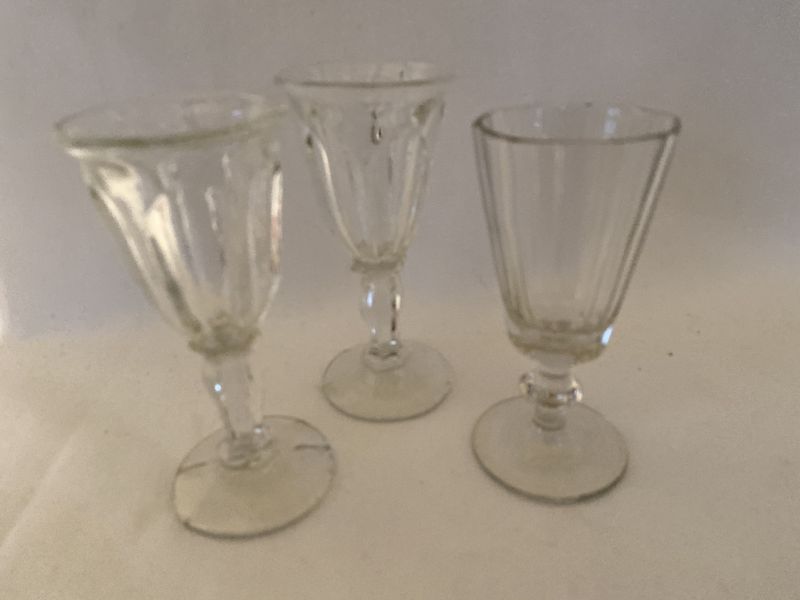 To portvinsglass i pressglass