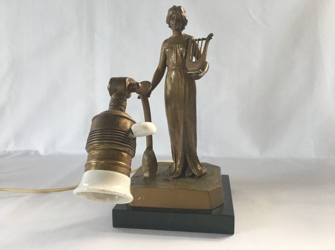 Hovedbilde Pianolampe, klassiserende dame med lyre