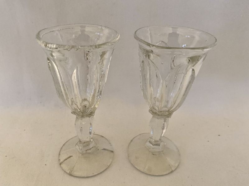 To portvinsglass i pressglass