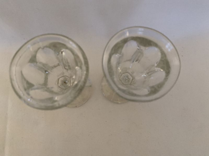 To portvinsglass i pressglass