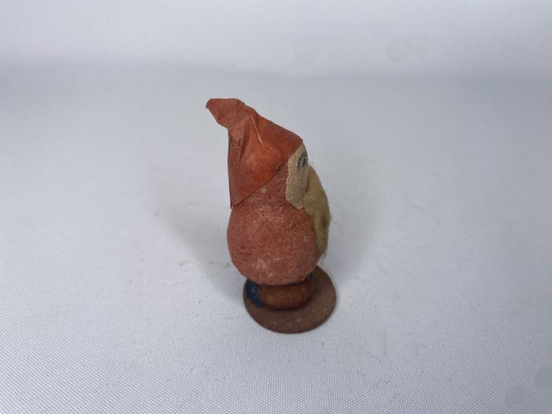 Liten nisse av vattkuler og kreppapir