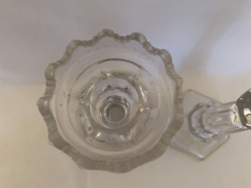 Et par lysestaker i pressglass