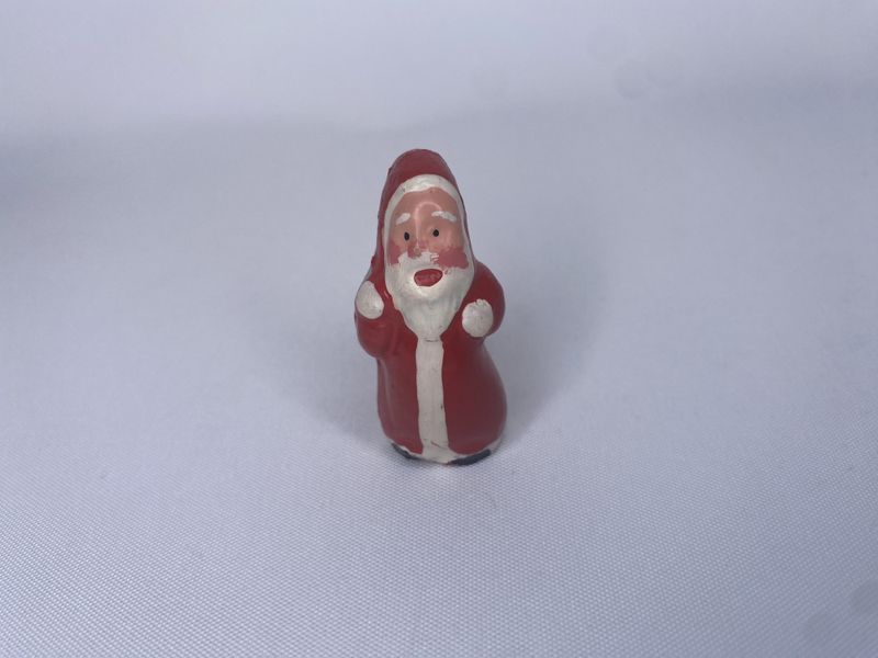 Liten nisse med sekk over skulderen